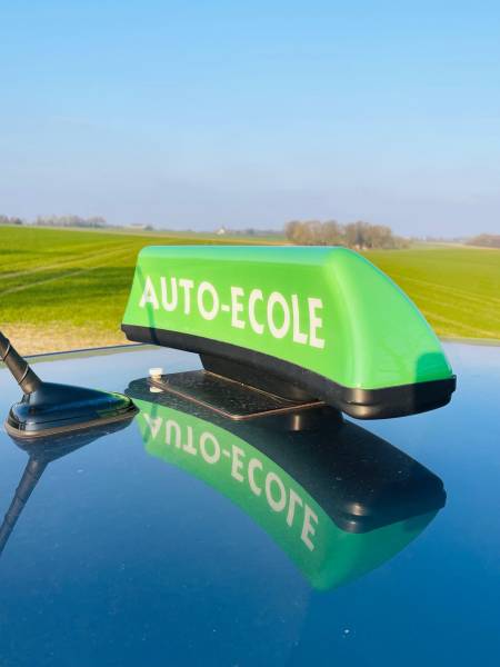 Auto-école pour suivre une formation de conduite pour permis voiture adaptée sur Lillebonne 76